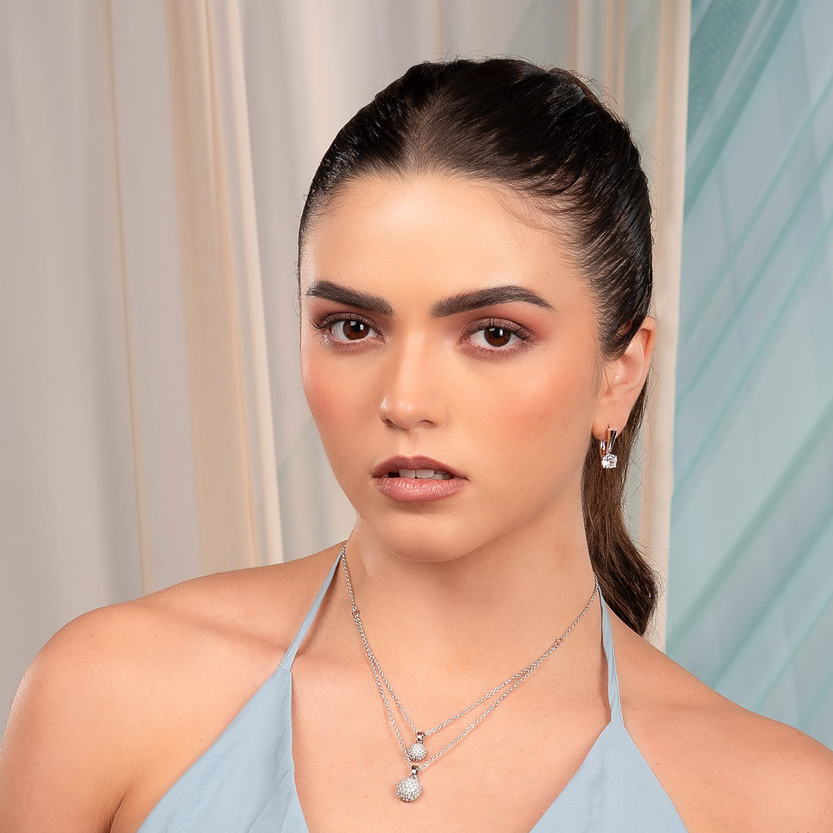 Collar en baño de platino con colgantes esféricos y toque brillante