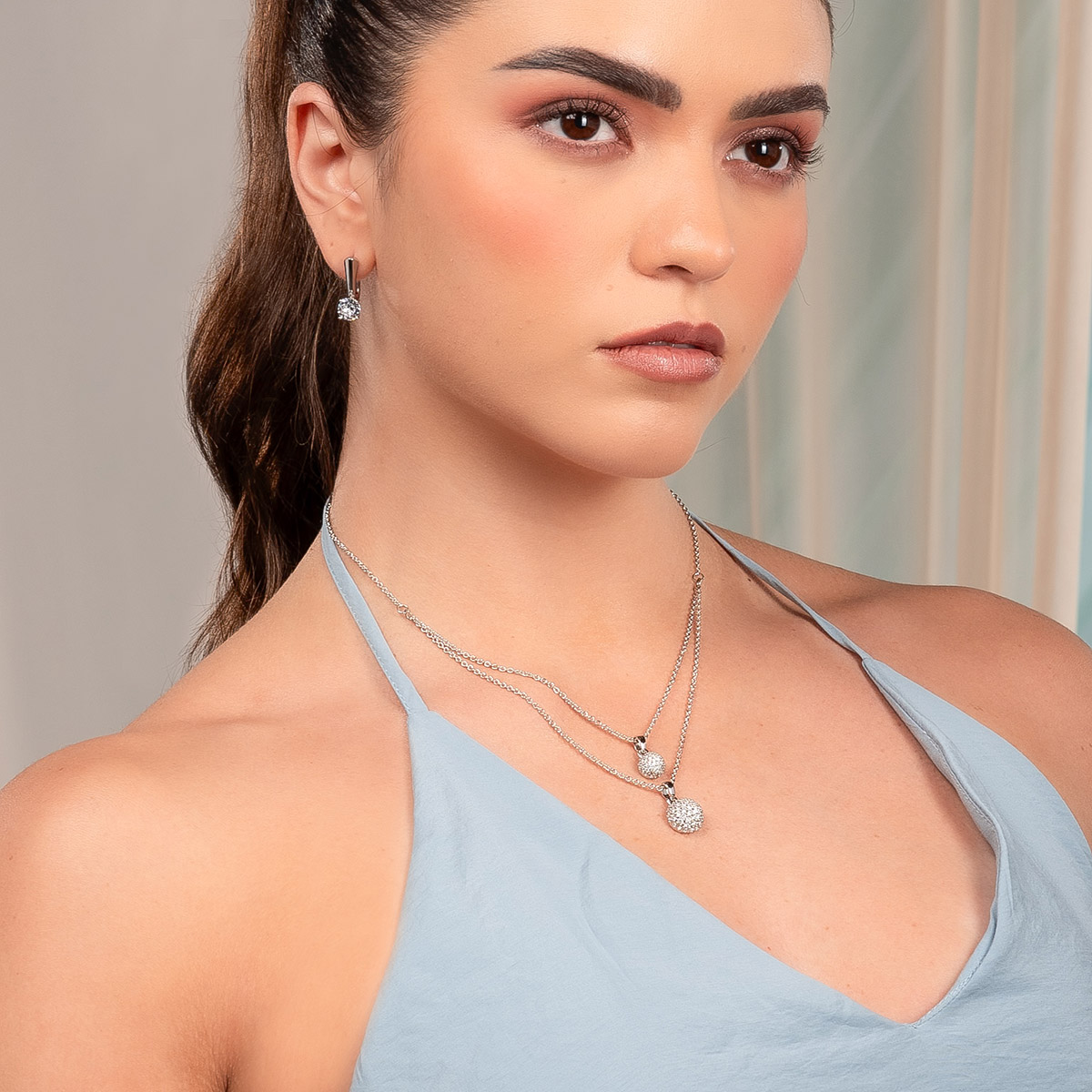 Collar en baño de platino con colgantes esféricos y toque brillante