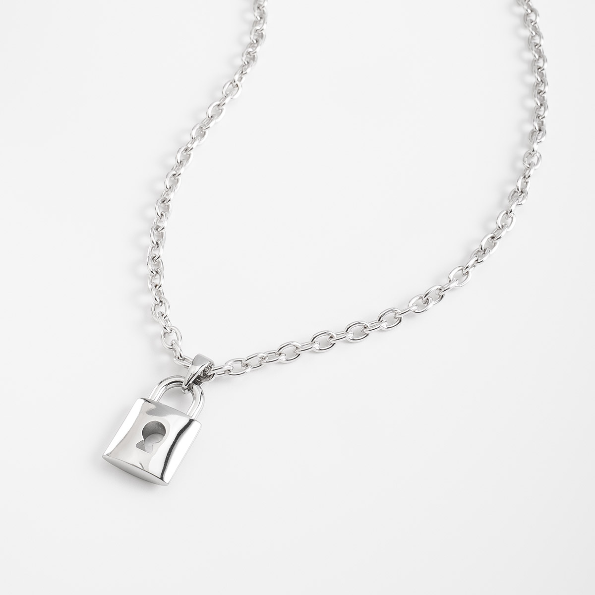 Collar en baño de platino con dije candado moderno