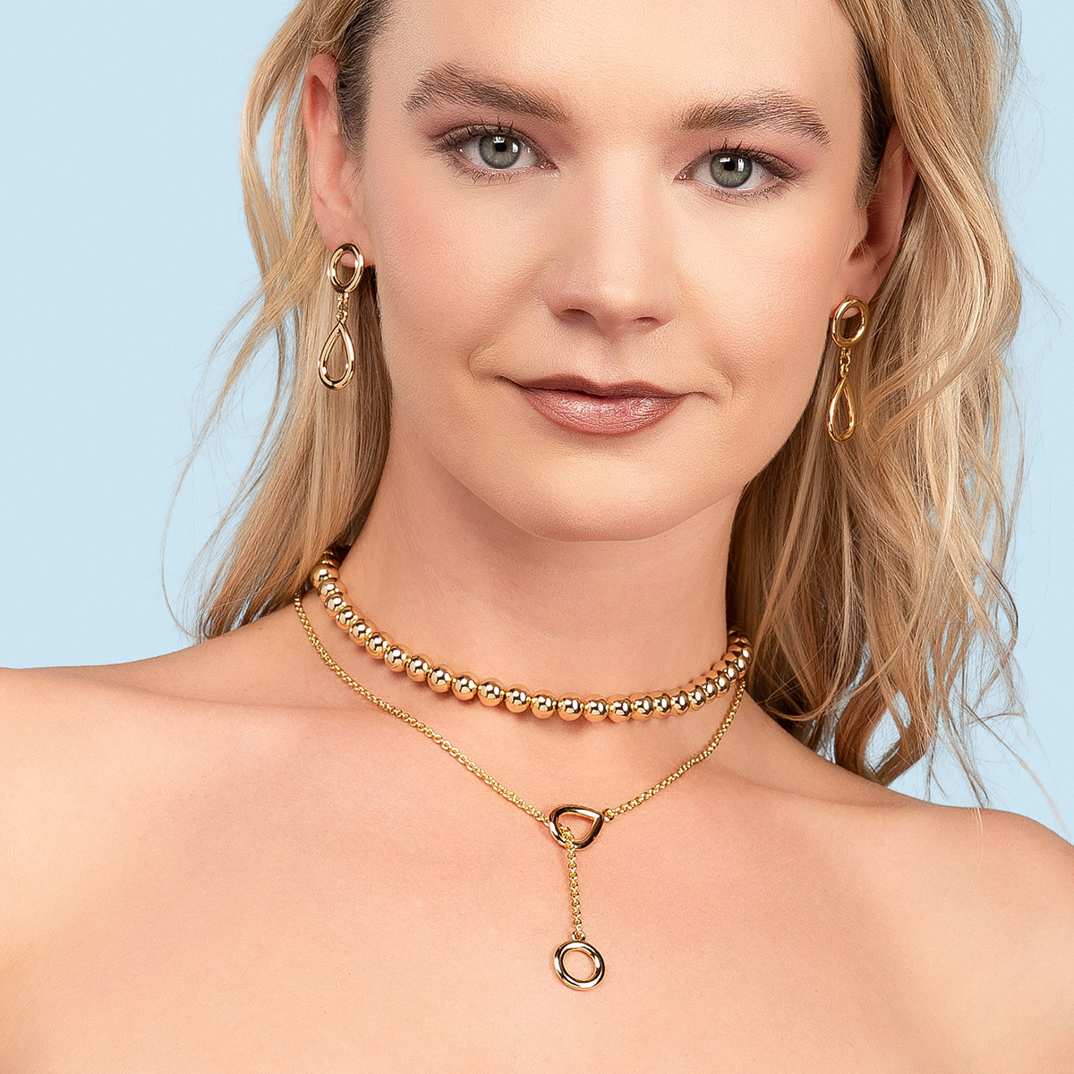 Collar en baño de oro con cuentas esféricas pulidas