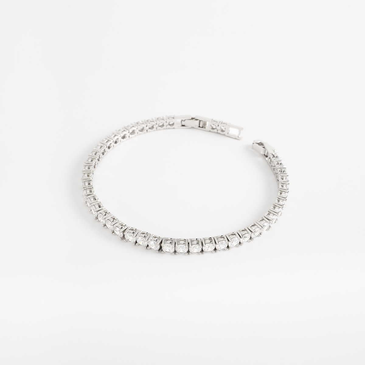 Pulsera en baño de rodio piedras diamonice diseño brillante