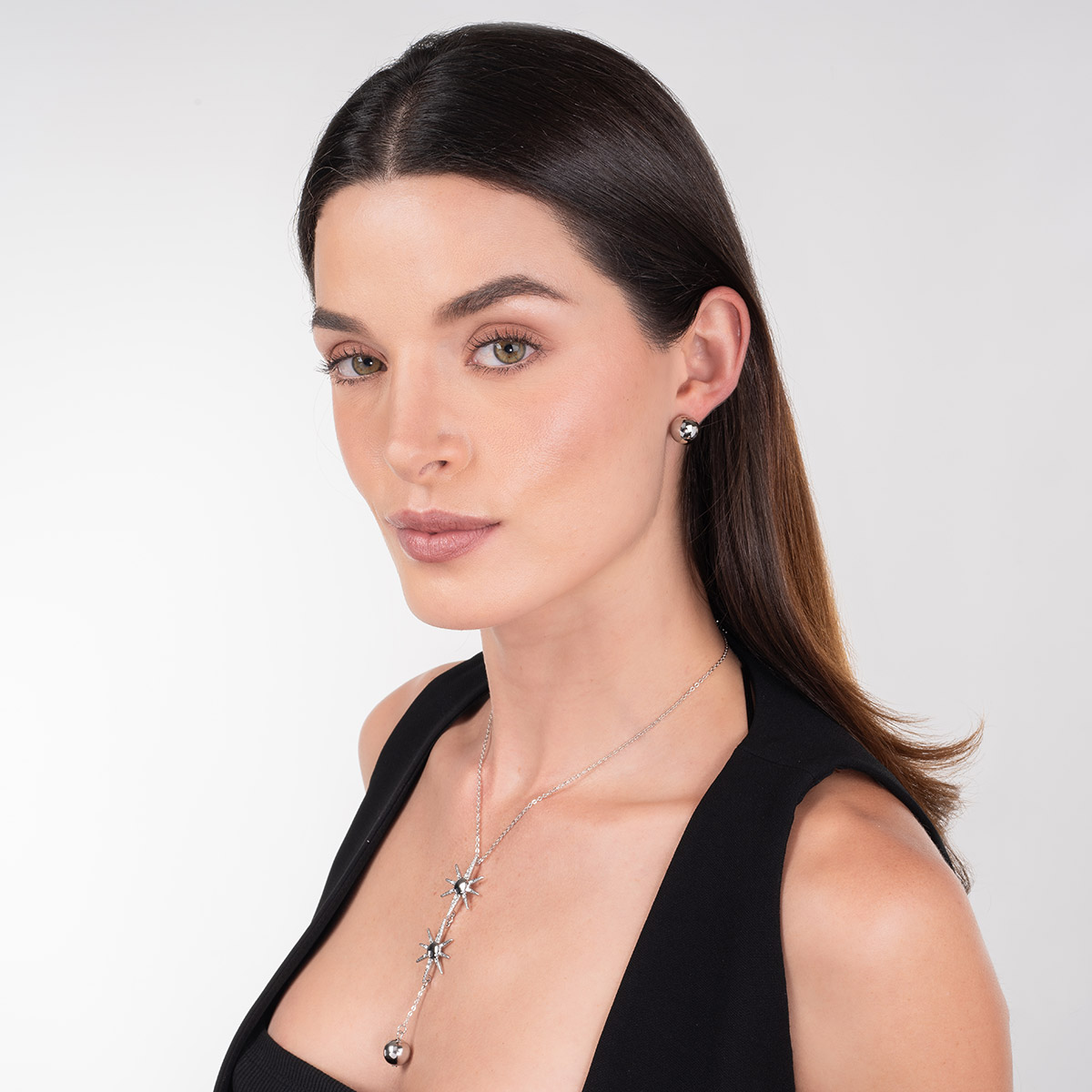 Aretes en baño de rodio diseño esfera lisa estilo moderno
