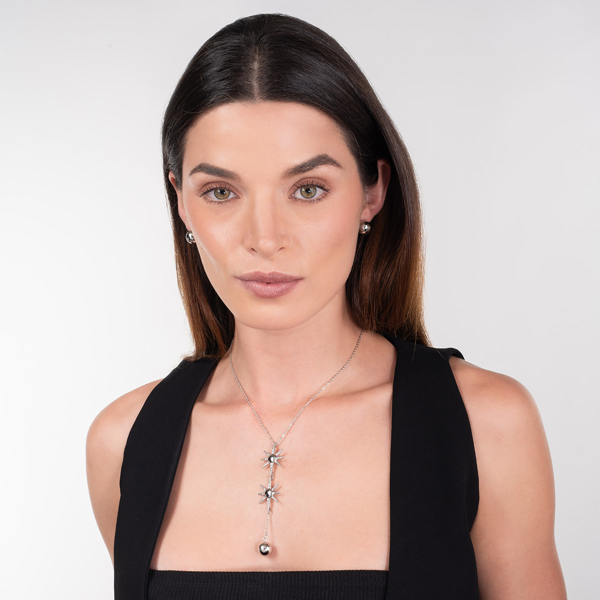 Aretes en baño de rodio diseño esfera lisa estilo moderno
