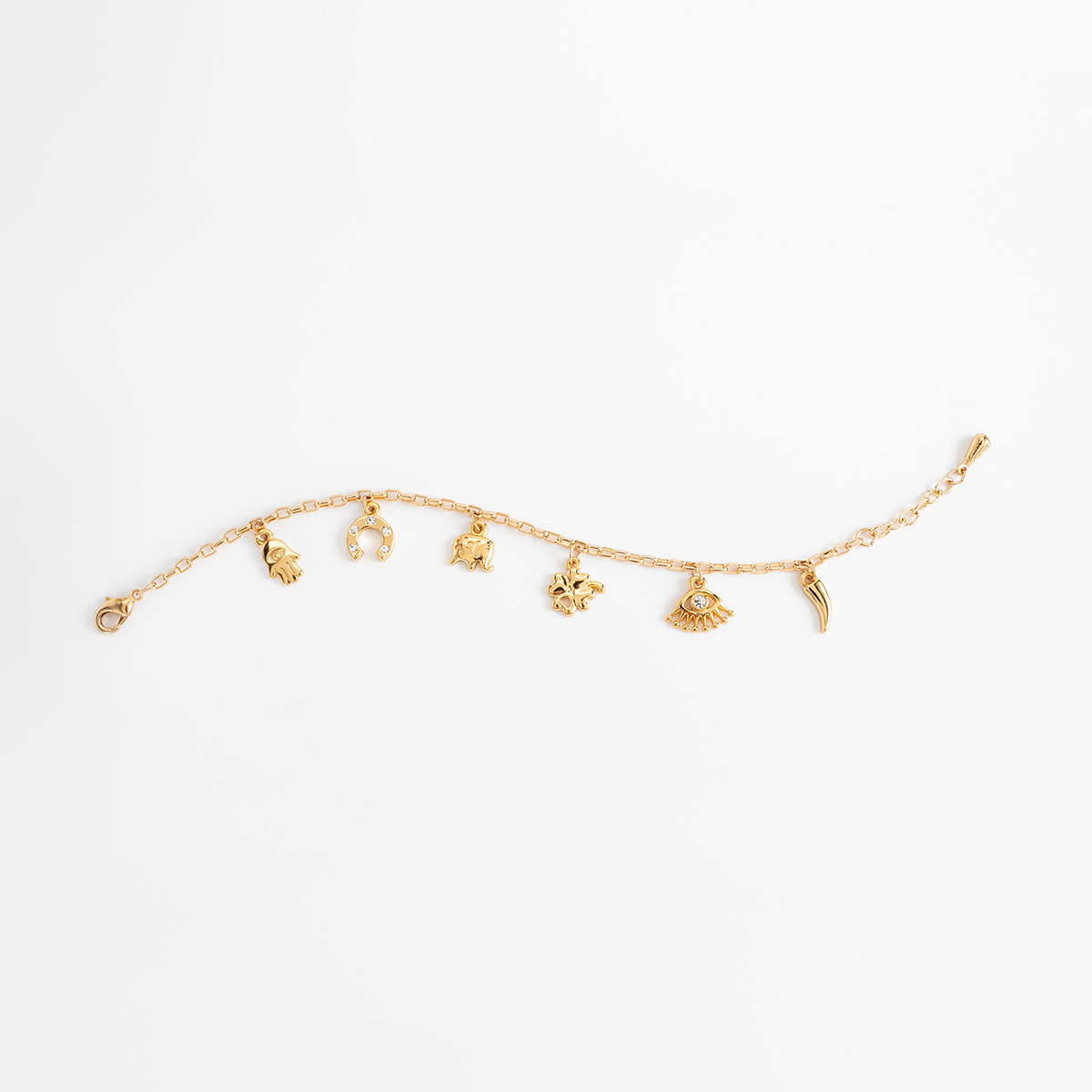 Pulsera en baño de oro con dijes de amuletos y toque brillante