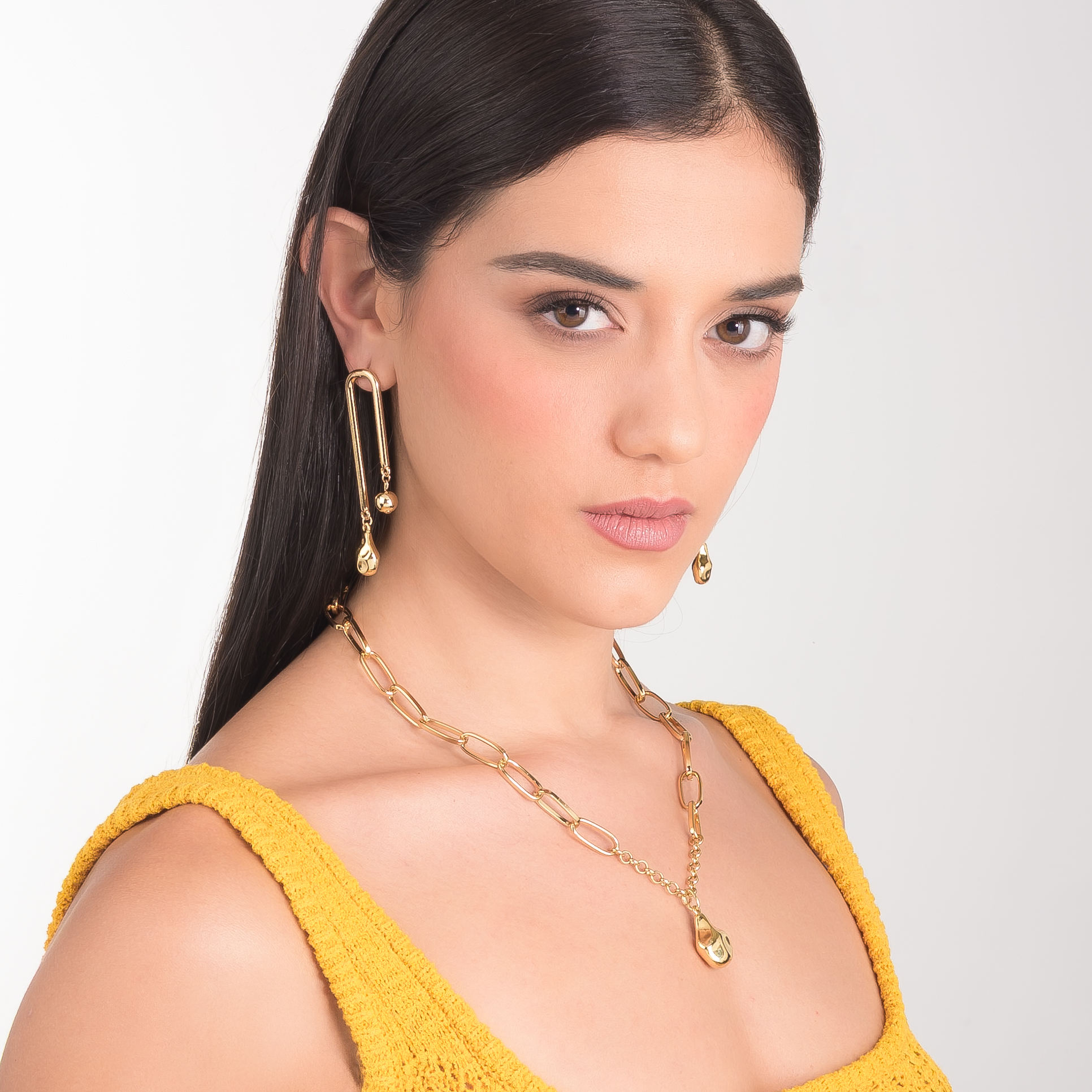 Collar en baño de oro eslabones con dije orgánico moderno