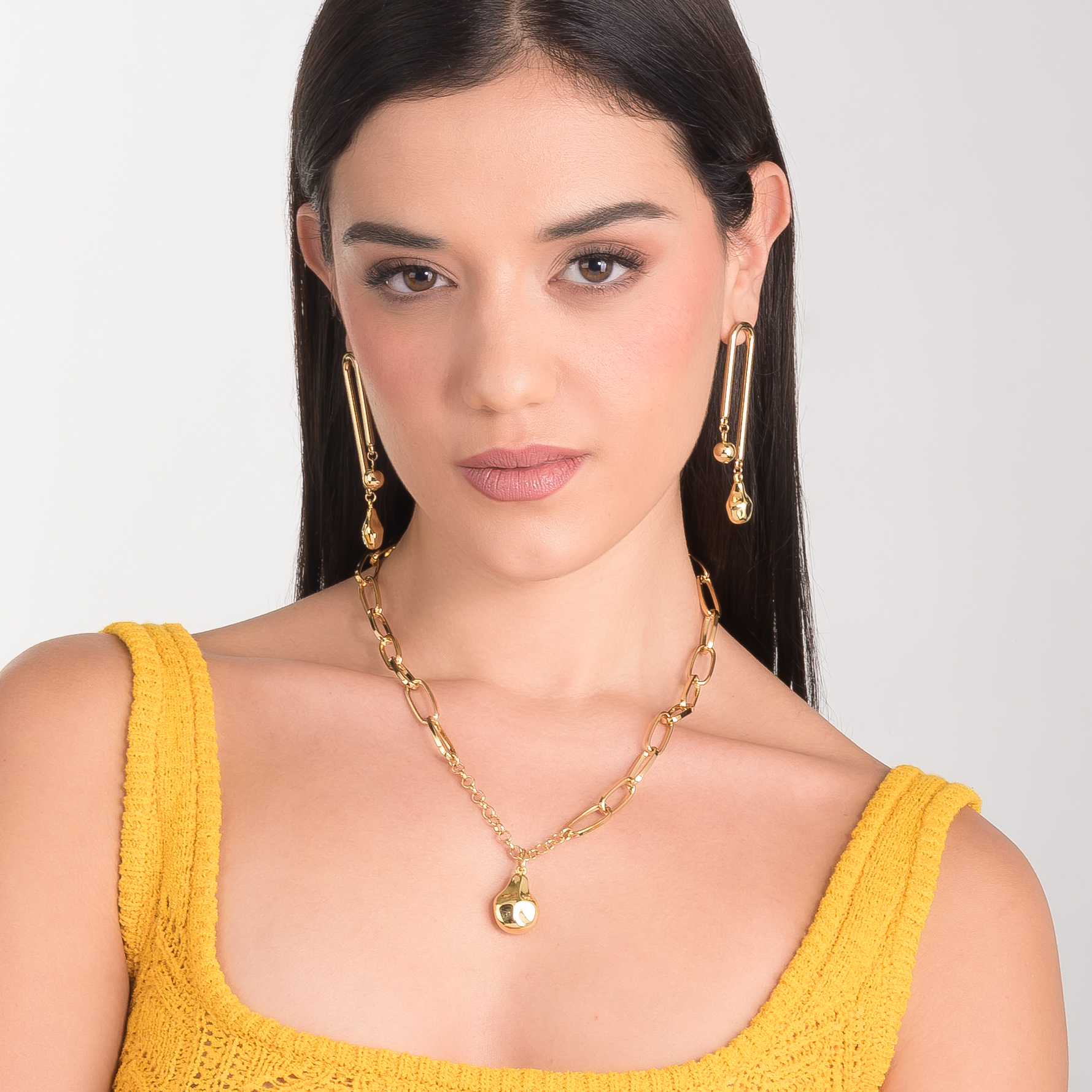 Collar en baño de oro eslabones con dije orgánico moderno