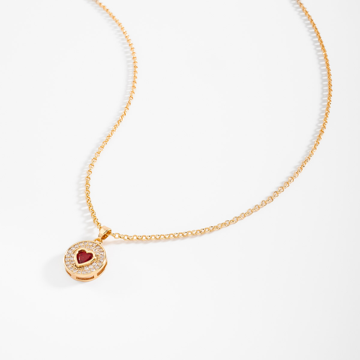 Collar en baño de oro con dije circular corazón rojo toque brillante