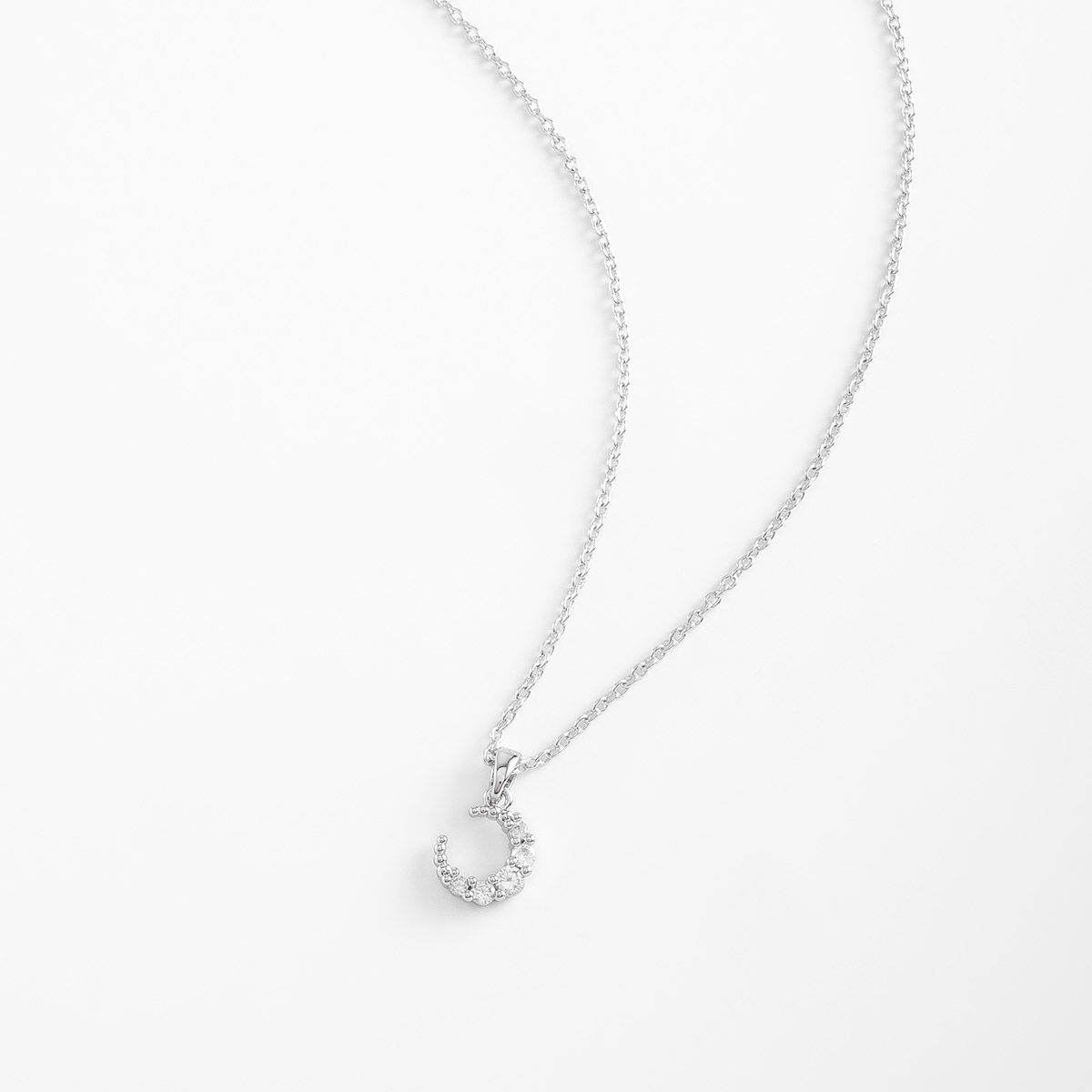 Collar en baño de platino con dije luna y toque brillante