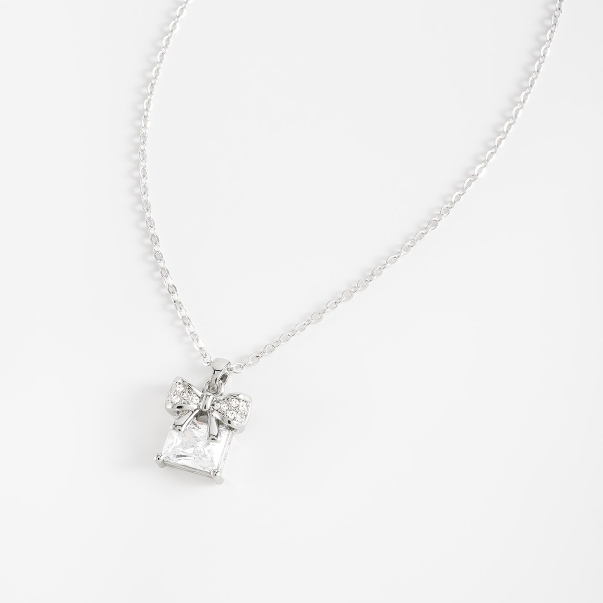 Collar en baño de rodio moño con piedra Diamonice toque brillante