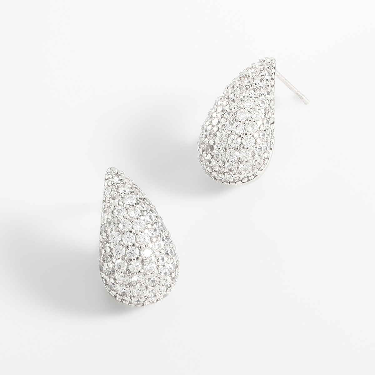 Aretes en baño de rodio forma gota piedras toque brillante