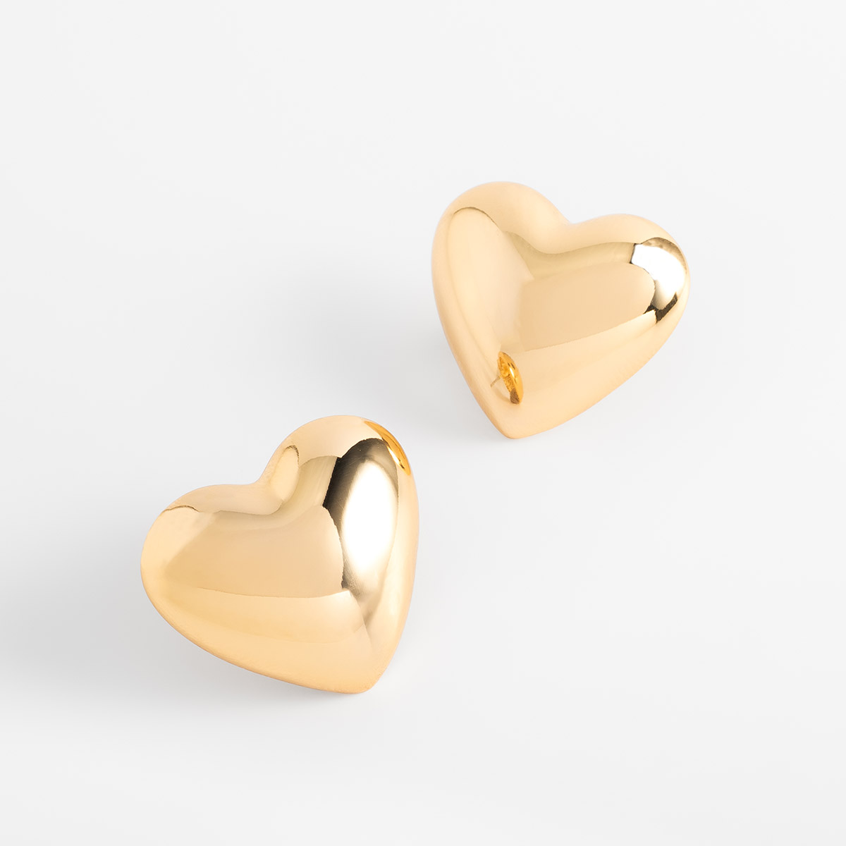 Aretes en baño de oro diseño corazón pulido voluminoso