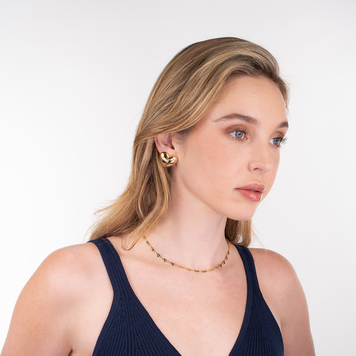 Aretes en baño de oro diseño corazón pulido voluminoso