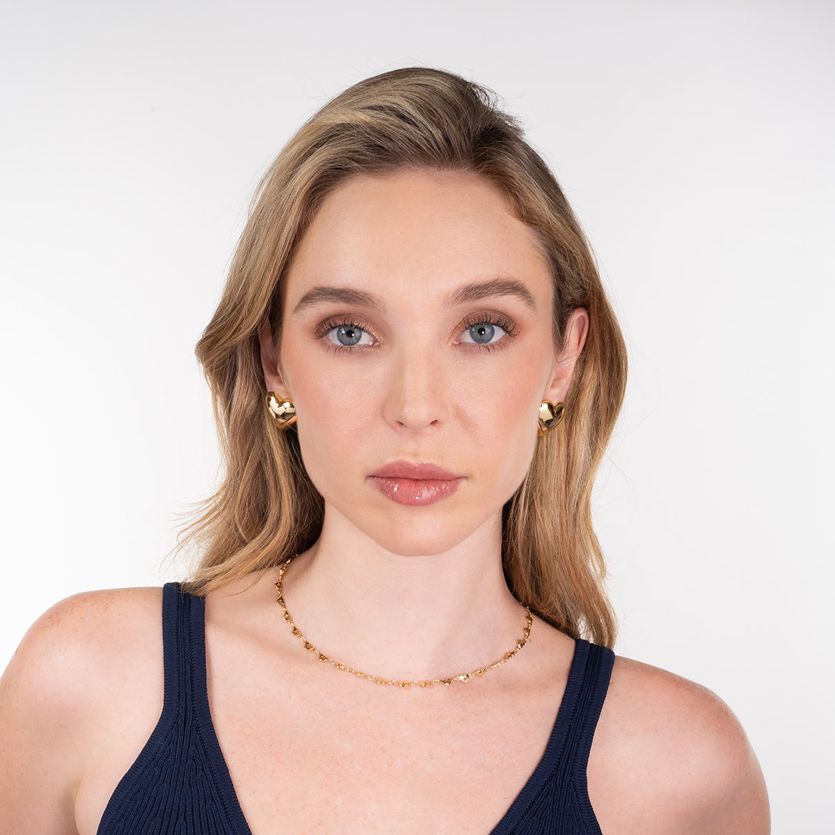 Aretes en baño de oro diseño corazón pulido voluminoso