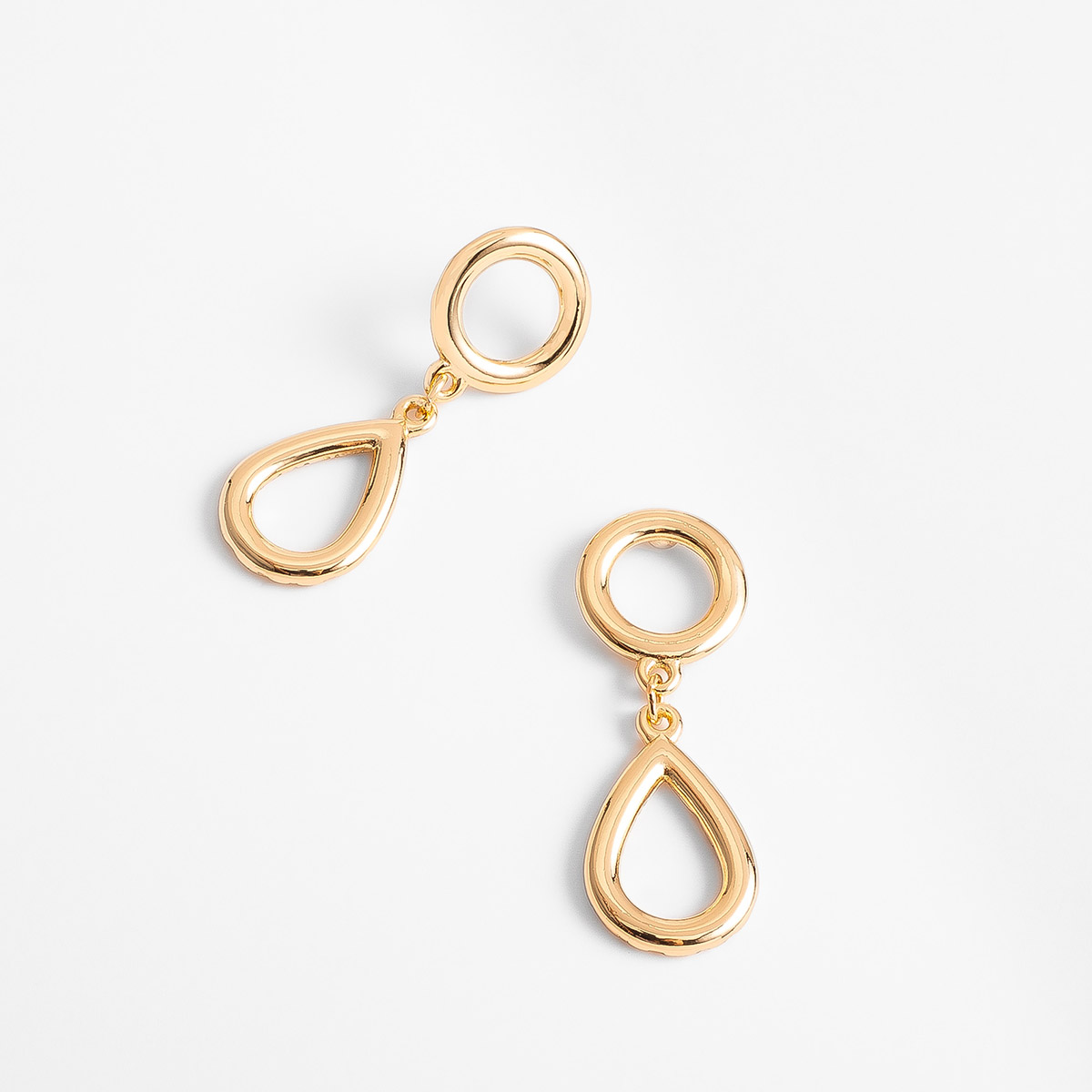 Aretes en baño de oro con diseño gota y círculo alto