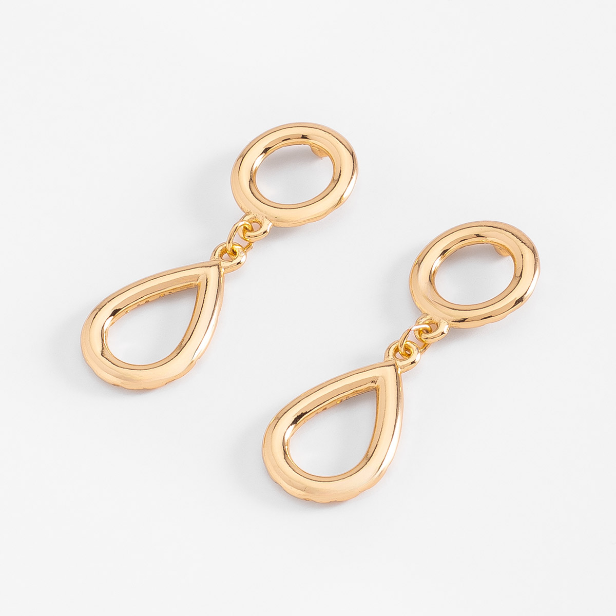 Aretes en baño de oro con diseño gota y círculo alto