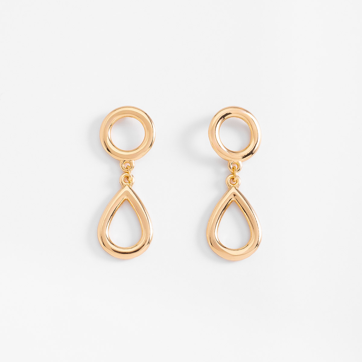 Aretes en baño de oro con diseño gota y círculo alto