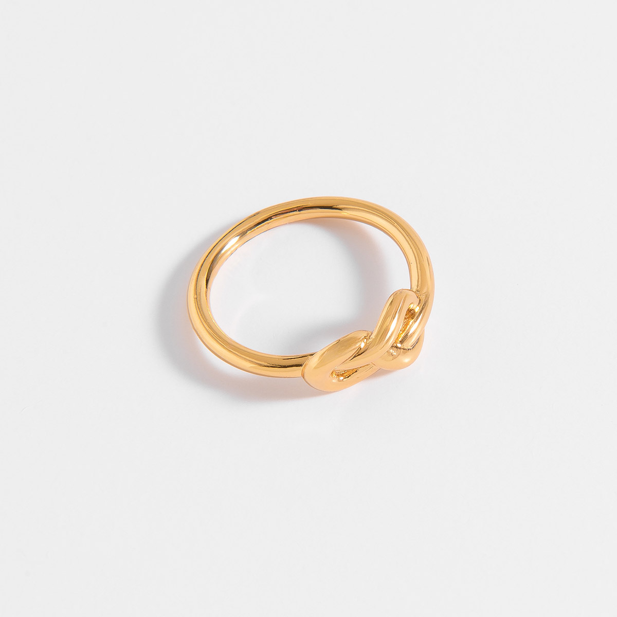 Anillo en forma de nudo en baño de oro
