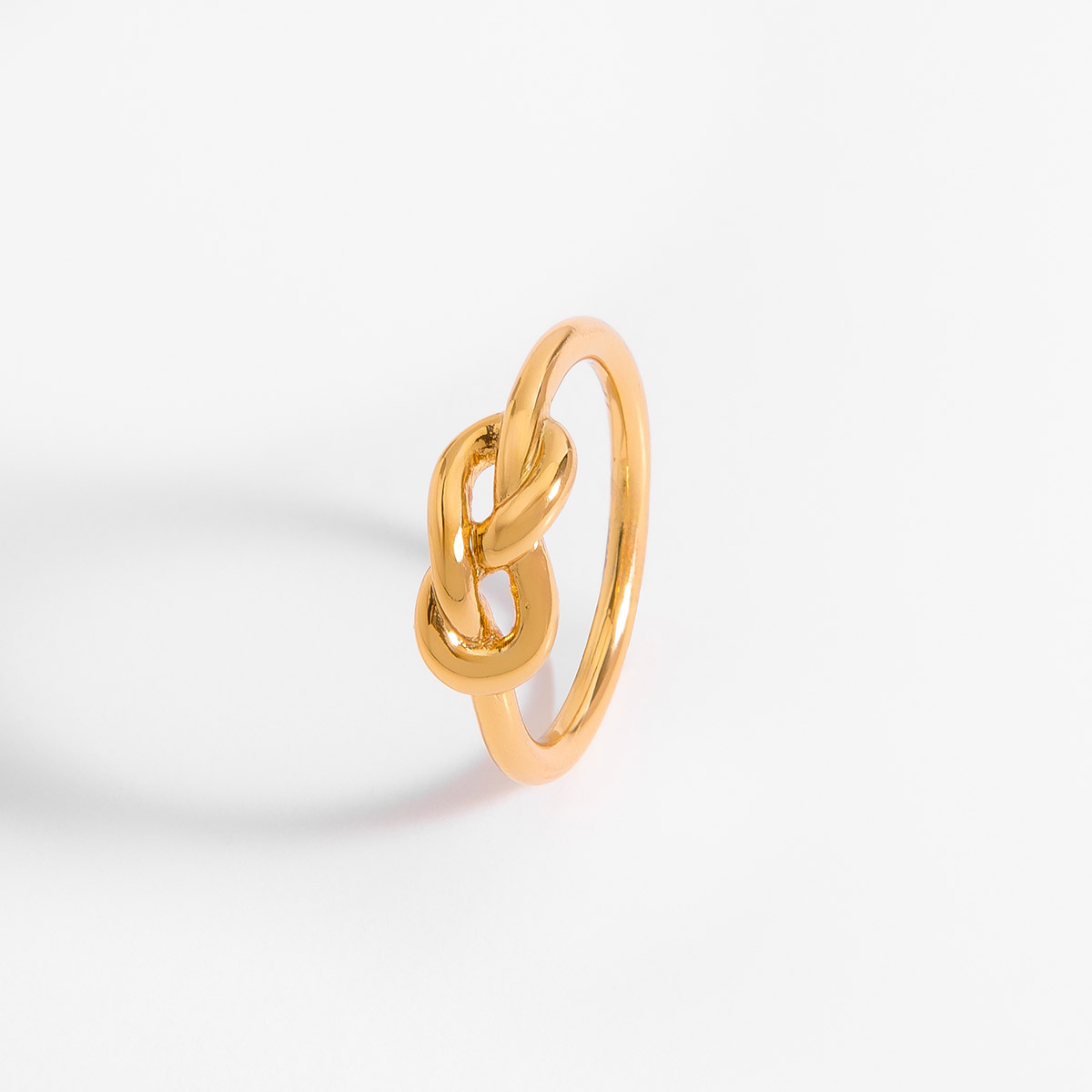 Anillo en forma de nudo en baño de oro