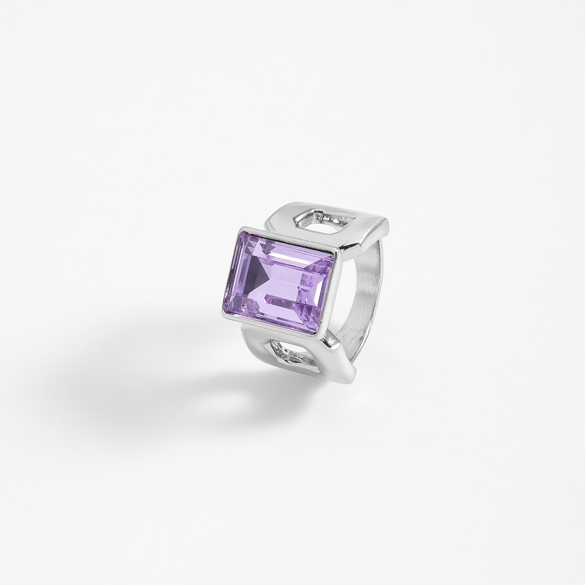 Anillo en baño de rodio con piedra lila diseño geométrico moderno
