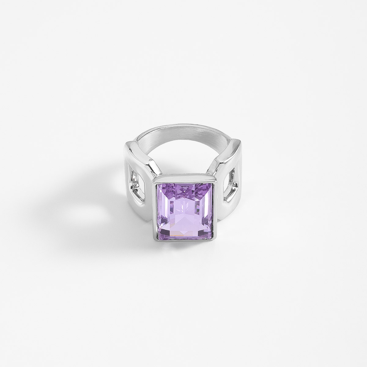 Anillo en baño de rodio con piedra lila diseño geométrico moderno