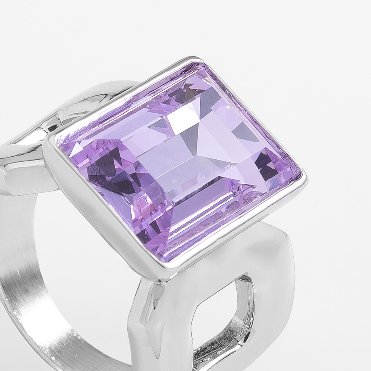 Anillo en baño de rodio con piedra lila diseño geométrico moderno